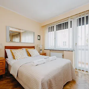 https://shortstaypoland-warecka-b2.warsawhotelspoland.com